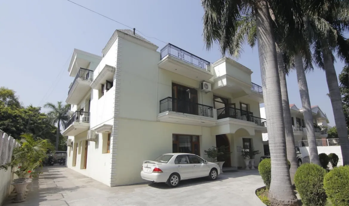 PG for Boys in Chandigarh - Sector 18 Aashray Home Stays