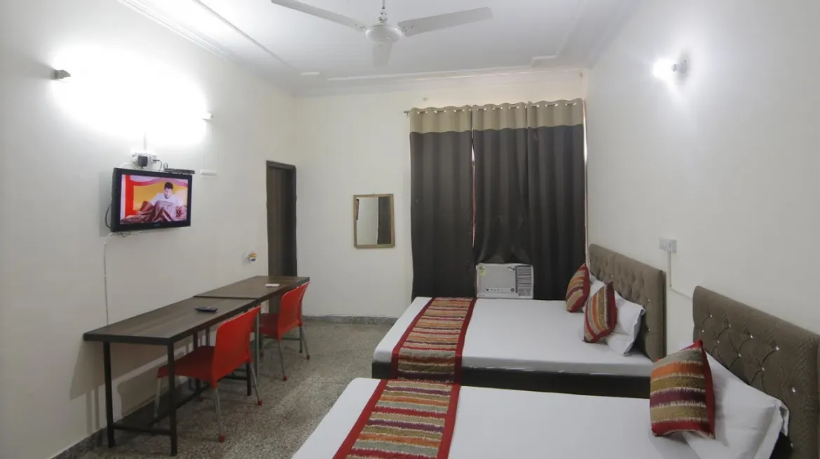 PG for Boys in Chandigarh - Sector 18 Aashray Home Stays