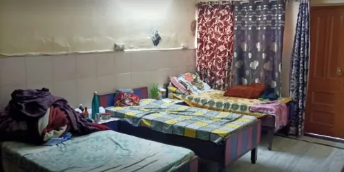 Boys PG accommodation at sector 19 noida (No Brokerage)