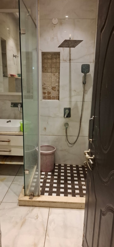 Single Luxury Room available with all Facilities near YMCA University