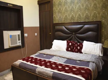 Lucky Restaurant & Guest House