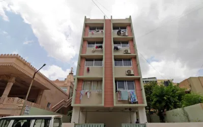 Saral girls p.g in Navrangpura,Ahmedabad,Gujarat